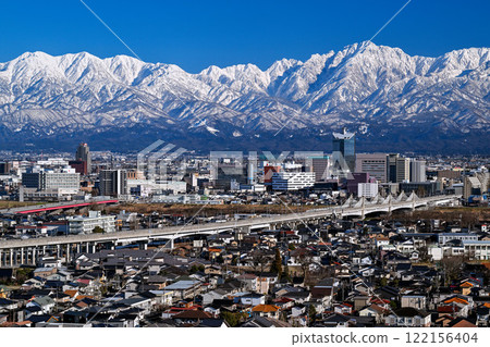 從吳羽山眺望富山市和白雪皚皚的立山山脈 122156404