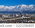 從吳羽山眺望富山市和白雪皚皚的立山山脈 122156405