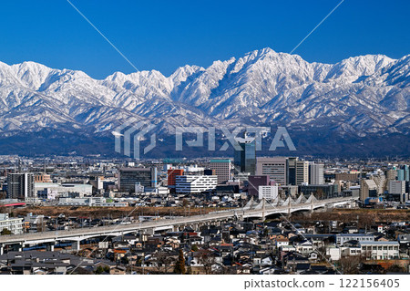 從吳羽山眺望富山市和白雪皚皚的立山山脈 從吳羽山眺望富山市和白雪皚皚的立山山脈 122156405