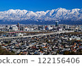 從吳羽山眺望富山市和白雪皚皚的立山山脈 122156406