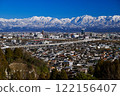 從吳羽山眺望富山市和白雪皚皚的立山山脈 122156407