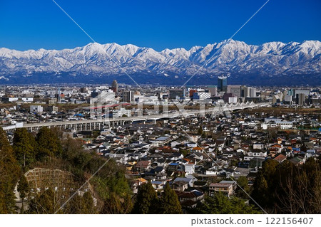 從吳羽山眺望富山市和白雪皚皚的立山山脈 從吳羽山眺望富山市和白雪皚皚的立山山脈 122156407