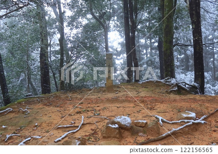 飄著小雪的吉田郡山頂主圍遺址石碑（廣島縣秋高田市） 122156565