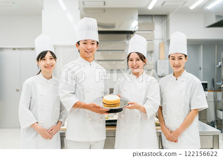 廚師、廚師、穿著廚師服的廚師站在廚房。 廚師、廚師、穿著廚師服的廚師站在廚房。 122156622