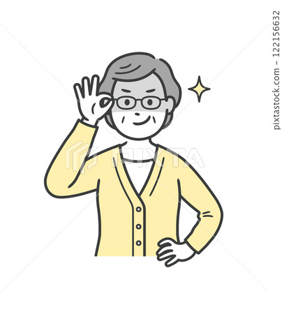 一位老婦舉起眼鏡,狡猾地笑著 一位老婦舉起眼鏡,狡猾地笑著 122156632