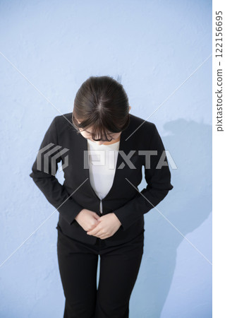 Business scene, image of customer service job and job change, woman in suit bowing 122156695