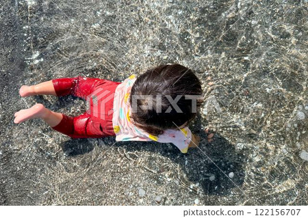 一個女孩在海裡玩耍的夏日回憶 一個女孩在海裡玩耍的夏日回憶 122156707