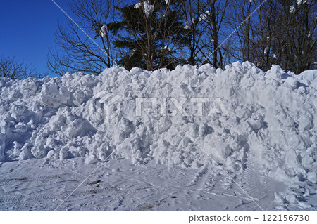 除雪後堆積的積雪 除雪後堆積的積雪 122156730