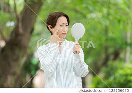 大自然中照鏡子的女人 122156920