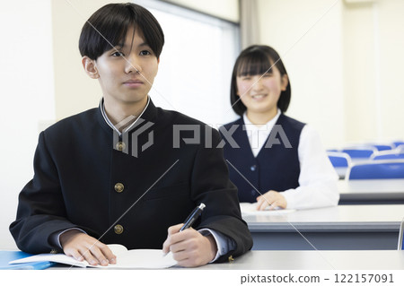 上課的男女學生 122157091