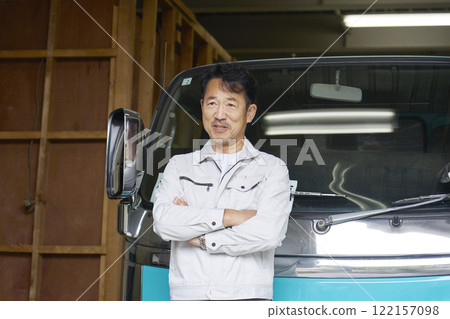 一名男工人站在卡車前的肖像 122157098