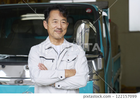 一名男工人站在卡車前的肖像 122157099