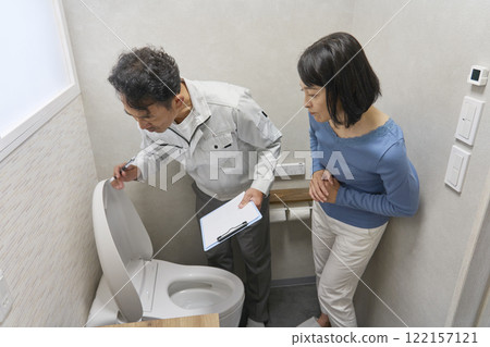 一名婦女請求維修公司修理損壞的馬桶。 122157121