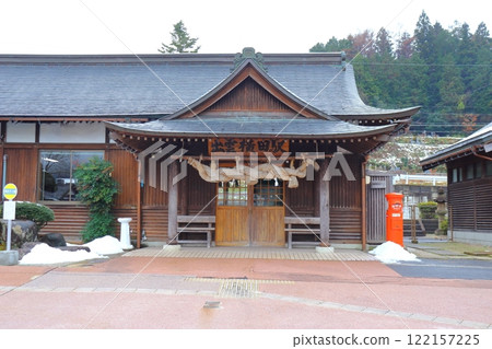 Snow still remains at Izumo Yokota Station on the Kishi Line 122157225