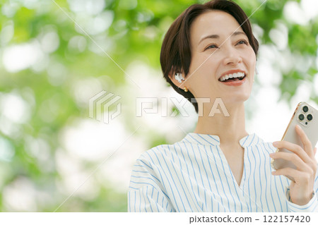 一個女人在新鮮的綠色中聽音樂 122157420