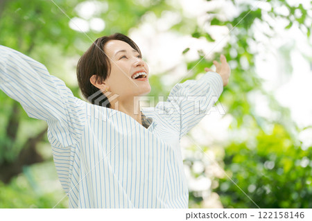 中年婦女在公園放鬆 122158146