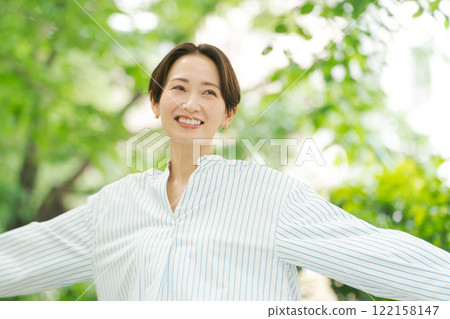 中年婦女在公園放鬆 122158147