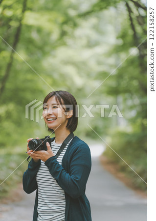 A woman with a camera 122158257