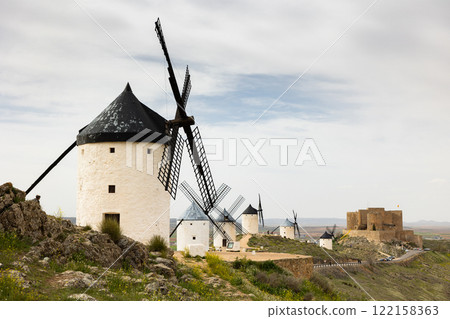 Ancient windmills and castle at Consuegra, Spain 122158363