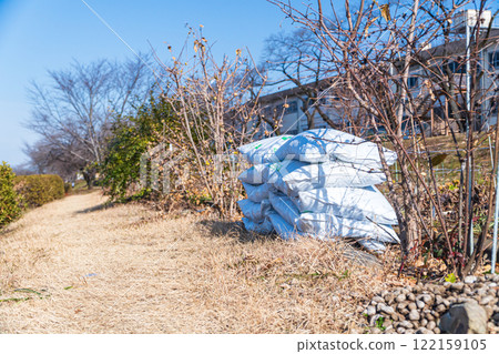 Preparing for winter fertilization in the spring 122159105