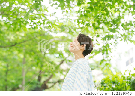 散步以新綠色的婦女 122159746