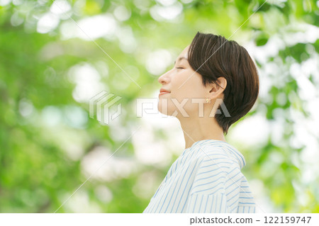 散步以新綠色的婦女 散步以新綠色的婦女 122159747