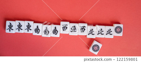 紅色背景上的麻將牌 122159801