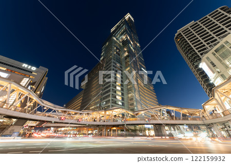 Abeno Harukas night view, looking up, full view [same angle 3/4] 122159932