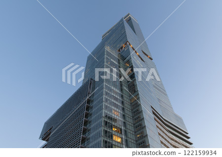 Abeno Harukas night view, looking up, close-up [same angle 1/4] 122159934