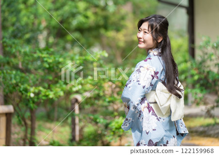 年輕女子穿著浴衣，上半身，在新鮮的綠色植物中 122159968