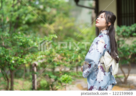 年輕女子穿著浴衣，上半身，在新鮮的綠色植物中 122159969