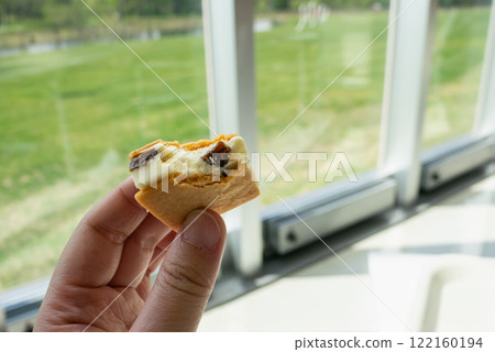 Cookie sandwich. A confectionery made of cream cheese and raisins sandwiched between cookies. 122160194