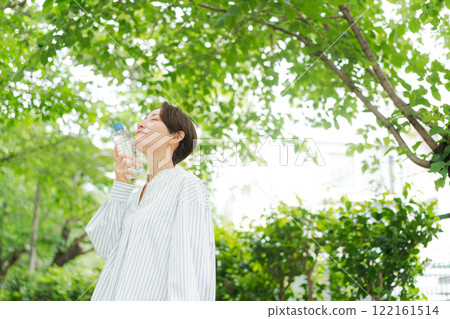 婦女飲用水以新綠色 婦女飲用水以新綠色 122161514