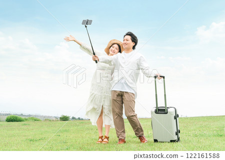 Couples who take selfies using smartphones while traveling, YouTubers, video distribution, SNS, influencers, travel 122161588
