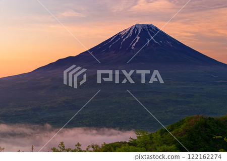 Mt. Fuji and sea of clouds at dawn as seen from the panoramic platform Mt. Fuji and sea of clouds at dawn as seen from the panoramic platform 122162274