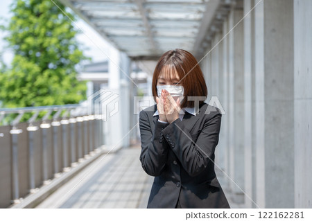 一名20多歲的女性因花粉症打噴嚏 122162281