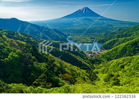 從新綠的三道山脊看精進湖和富士山 122162316