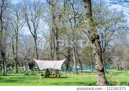 在公園享受日間露營 在公園享受日間露營 122162373