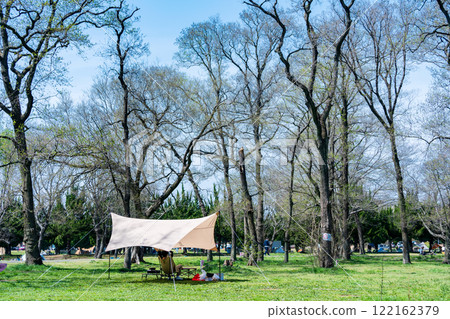 在公園享受日間露營 在公園享受日間露營 122162379