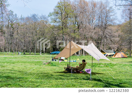 在公園享受日間露營 在公園享受日間露營 122162380
