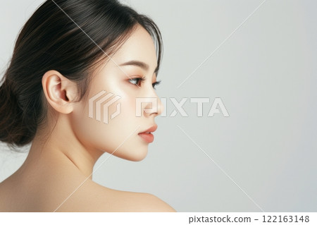A beautiful Japanese woman with beautiful skin looking back over her shoulder (white background, no background, stiff shoulders, smartphone neck) 122163148