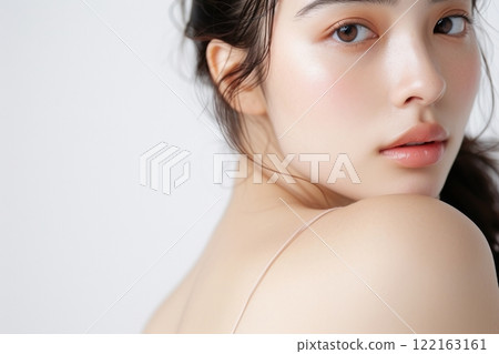 A beautiful Japanese woman with beautiful skin looking back over her shoulder (white background, no background, stiff shoulders, smartphone neck) A beautiful Japanese woman with beautiful skin looking back over her shoulder (white background, no background, stiff shoulders, smartphone neck) 122163161