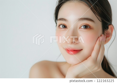 皮膚美麗的日本女人把手放在臉上（亞洲人，白色背景，無背景） 122163225