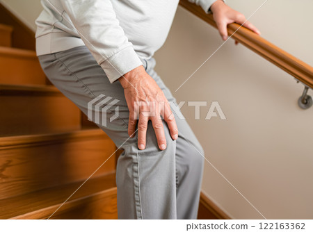老人下樓梯膝蓋痛 老人下樓梯膝蓋痛 122163362