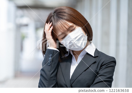 一位似乎患有頭痛的女商人 122163638