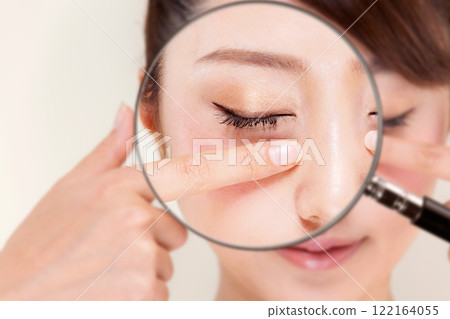 一名年輕女子的眼瞼被放大鏡放大。 一名年輕女子的眼瞼被放大鏡放大。 122164055