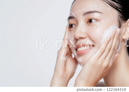 A beautiful Japanese woman with beautiful skin washing her face (skin care, beautiful skin, model) 122164319
