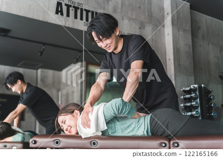 擔任運動治療師和按摩運動教練的男性 擔任運動治療師和按摩運動教練的男性 122165166