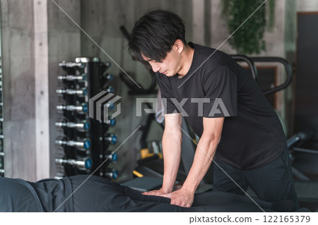 A man undergoing sports manipulative treatment and a medical trainer/judo therapist (calf) 122165379