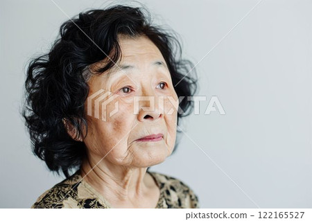 患有皺紋、下垂、老年斑(眼瞼下垂、眼袋、整形、嫩膚)的老婦人 患有皺紋、下垂、老年斑(眼瞼下垂、眼袋、整形、嫩膚)的老婦人 122165527